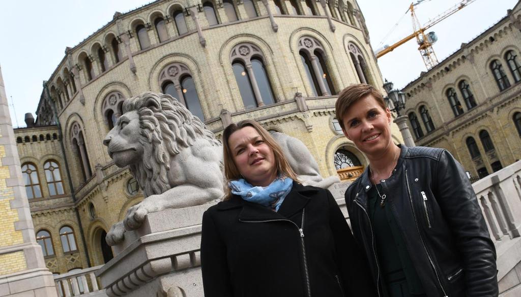 NJ-leder Hege Iren Frantzen og jurist Ina Lindahl Nyrud på vei til høring om ny åndsverklov i mai 2018.