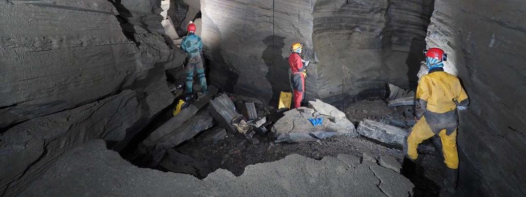 som viser at det under dannelsen av dryppsteinene var mer sedimentfylling i grotten.