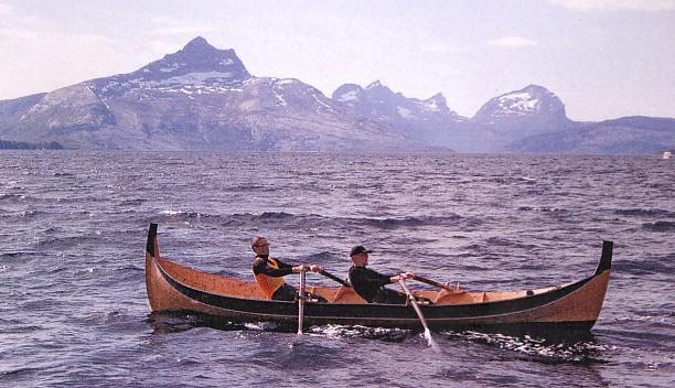 og koplet til stier over land. Noen steder er det inngått samarbeid med Den Norske Turistforening både om ruter og overnattingshytter.