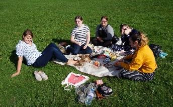 Jentene sammen med Anna i Frognerparken Jentene vi tok med oss visste om hverandre, men var ikke kjent før vi dro, så vi var en spent - og stille- gjeng som tok avsted.