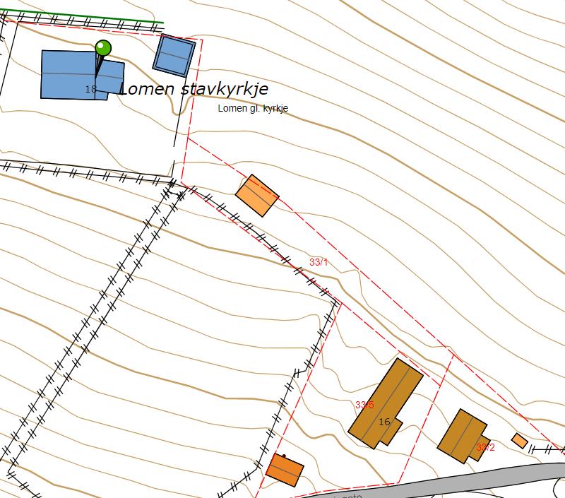 Gardstun med to freda bygg ca 50 m øst for Lomen stavkirke på nordsiden av Slidrefjorden i Vestre Slidre. Denne søknaden omhandler det ene bygget. Toalett Stoga i omsøkt tiltak 1.3.