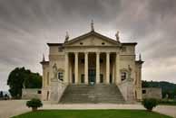 Om stilen klassisismen 4 Palladios Villa Rotonda i Italia Det klassiske idealet Den klassisistiske stilen utviklar seg i Frankrike i overgangen mellom 1600- og 1700-talet.