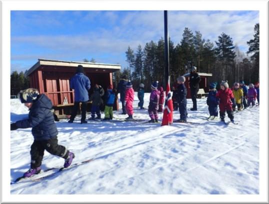 Mens det stadig var fin ny snø fikk vi akt en masse, både inne i barnehagen og ute på løypen bort ved fotballbanen.