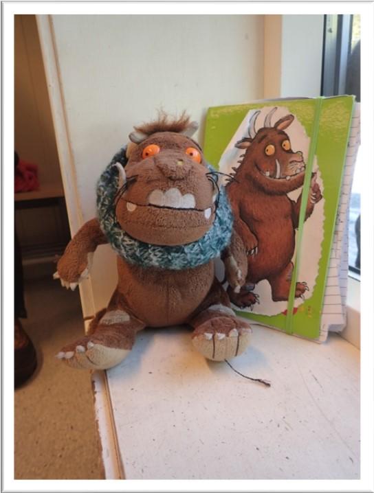 Gruffalo besøk Da har Gruffalo vært rundt å besøke alle barna på Rådyrstien. Han startede hos Helene og sluttede sine besøk hos Jenny.