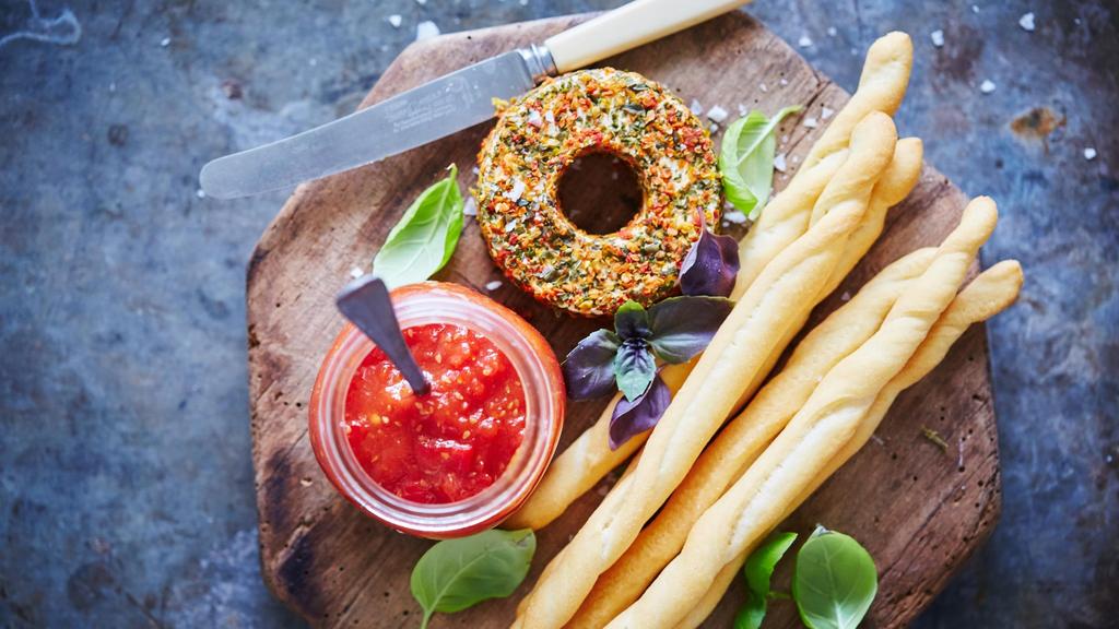 Castello Cream cheese Pikant Castello Kremostring Pikant 125g inneholder en kombinasjon av pikante urter og krydder, løk og rød paprika.