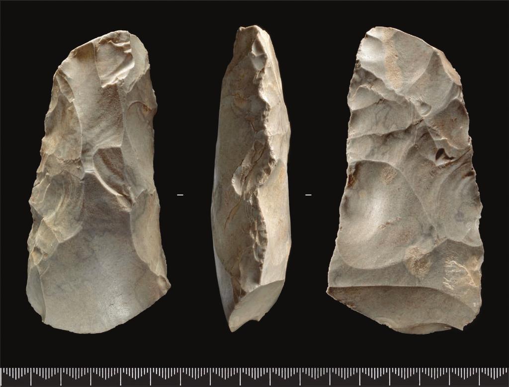 5. solum 1 131 Figur 5.5. Skiveøks av flint. Foto: Ellen C. Holte, KHM. Figure 5.5. Flake axe of flint.