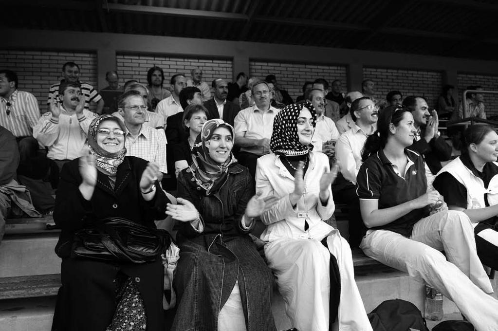 14 ANALYSE Foto: Medienpark / Pfander muslimische Zuwanderer in Wahrnehmung und Diskurs weit stärker auf das Phänomen einer fremden und suspekten Religion reduziert.