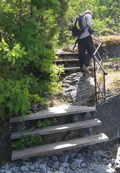 Det er lett tilgjengelig fra land, med tilrettelagt steinfylling med gangvei, trapper med jernrekkverk og stier.