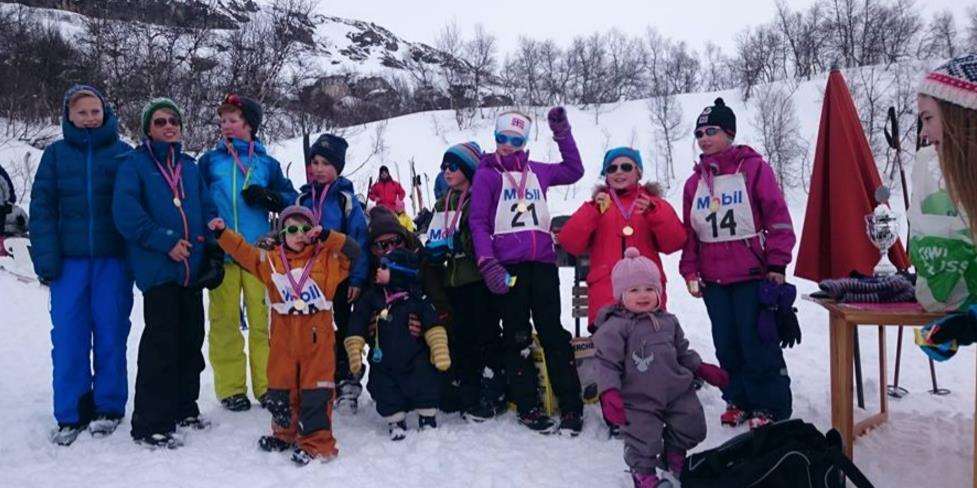 Påskeskirenn Påskerennet 2016 Påskerenn og Natursti ble arrangert skjærtorsdag 24.mars 2016. Det ble som vanlig arrangert barnehopprenn i liten bakke og hopprenn i stor bakke.