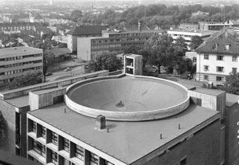 Kirken, som i første omgang erstattet en fattigslig, liten kirke med inngang fra et gårdsrom i Urtegaten, men som også hadde en monumental forgjenger, selveste Hallvardkatedralen i Gamle Oslo; en