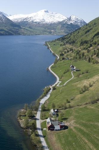 måte som i områda der fjella ligg heilt inn til planområdet Landskapsrommet må reknast som heilskapleg sjølv om nokre enkeltbygningar langs dagens veg skjemmer området på grunn av