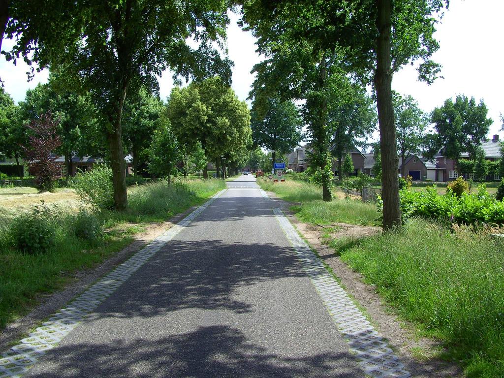 De aanwezige voorzieningen zijn geconcentreerd rond het Sint Josephplein en rond de kruising van de Statenweg en het Sint Josephplein.