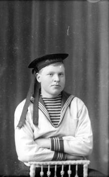 Odin Kristofer Løseth fødd 15.8.1893 på Strandebø i Rovde, døypt 24.9.1893 og konfirmert 4.10.1908 i Rovde. I folketeljinga 3.12.