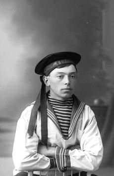 Paulus Laabakk fødd 19.5.1892 på Midtflø i Ulstein, døypt 17.7.1892 og konfirmert 29.9.1907 i Ulstein kyrkje. I folketeljinga 3.12.1900 var han heime på Låbakk på Midtflø og 1.12.1910 ombord i motorbåt "Von" frå Flø.