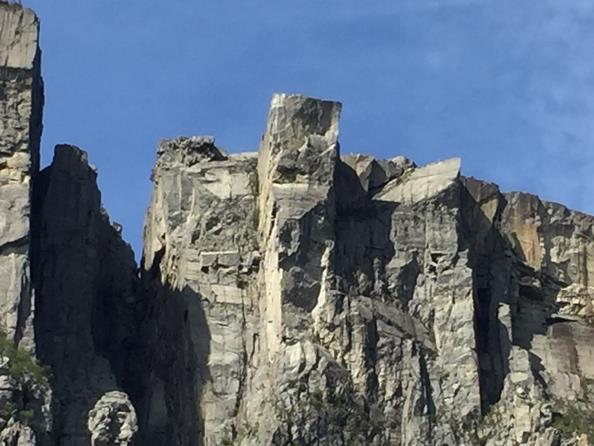 Det kunne nok også virke skremmende å skulle kjøre ned til Lysebotn på smal