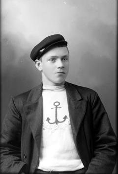 Karl Nikolai Godø fødd 24.7.1892 på Godøya, døypt 2.10.1892 i Borgund og konfirmert 14.10.1906 i Giske kyrkje.