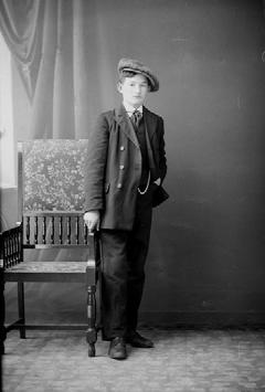 Mathias Trones Blomvik vart fødd 29.6.1898 og døypt 14.8.1898 i Ålesund. Konfirmert 5.10.1913 i Borgund. I folketeljinga 3.12.1900 budde han saman med mora på Blomvik, og 1.12.1910 budde dei på Trones i Borgund.