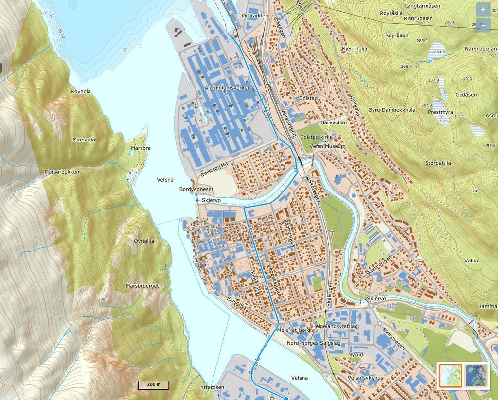 Figur 4: Transportveg fra Mosjøen havn gjennom Mosjøen sentrum (blå linje), kart: Kartverket Transportene svinger av FV 244 ved den nye avkjørselen ved Nes inn på den kommunale/private veien