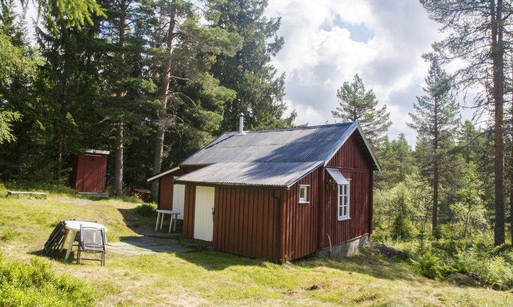 Vil du overnatte komfortabelt når du er i Fagervannsområdet? Larvikmarkas Fluefiskerforening har til utleie ei skogstue med sengeplasser til 7 per soner.