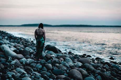 Når livet sporer av Foto: Tom Lund Sterk Å være sterk er å ligge stille når du helst vil løpe Å være sterk er å ligge i mørke når solen skinner Å være sterk er å si nei selv om hjertet skriker JA Å