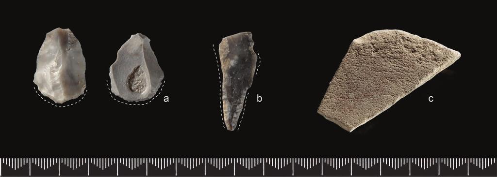 5. langangen vestgård 3 103 Figur 5.10. Funn fra Langangen Vestgård 3: (a) skrapere, (b) bor, (c) del av slipeplate. Foto: Ellen C. Holte, KHM. Figure 5.10. Finds from Langangen Vestgård 3: (a) scrapers, (b) drill, (c) part of grinding slab.