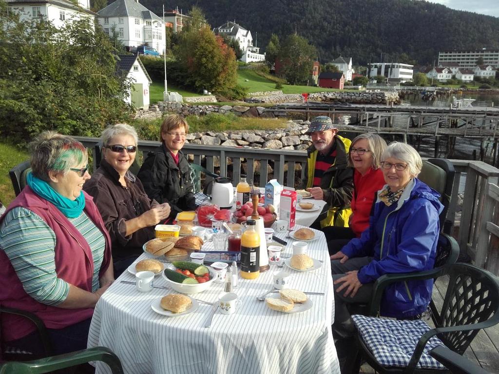 Soppkartlegging i Balestrand 2018 Emneord: Soppmangfald, soppsakkunnige i Sogn og Fjordane, kvite flekkar Deltakarar Sunnfjord sopp og nyttevekstforening arrangerte kartleggingssamling for sine