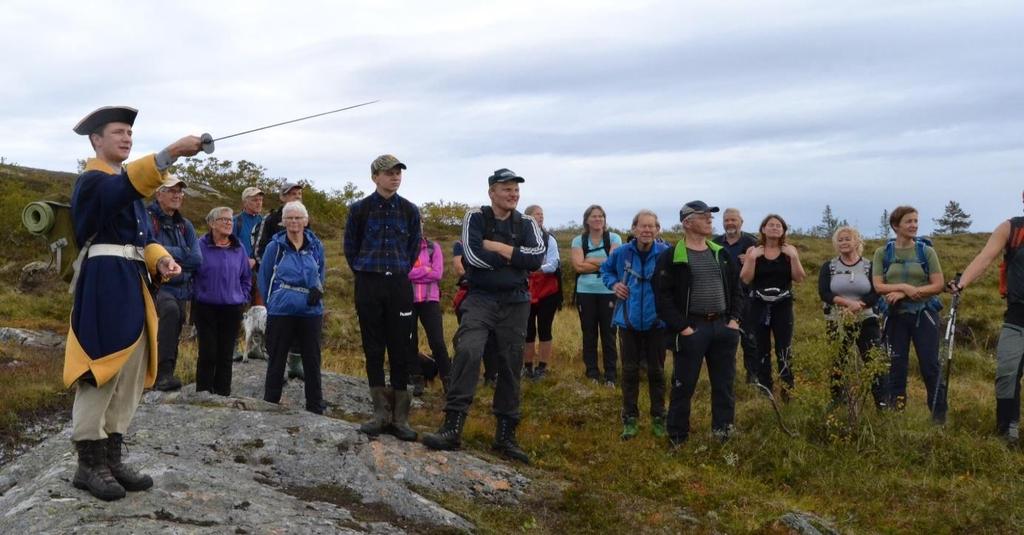 I karolinernes fotspor Tor Martin Nordtømme orienterer ved Grønningen Søndag 2.september starten en gruppe på ca. 60 personer i flott vær fra Kavelbruin i Inndalen med mål Grønningen.