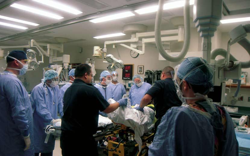 Studietur til traumesykehus i Philadelphia Bilde 1: Fullt team tar imot pasient med skuddskade Som ansatte ved Traumeenheten ved Oslo universitetssykehus, Ullevål (OUS-U), fikk vi høsten 2009
