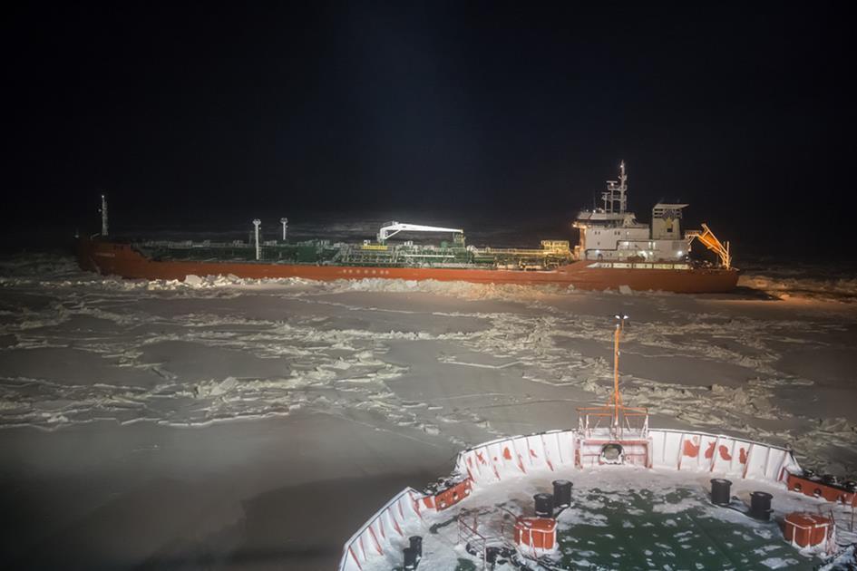 De russiske reaktordrevne isbryterne har hjemmehavn i Murmansk ved Barentshavet. Her isbryteren «50 Let Pobedy» som assisterer et lasteskip. (Illustrasjonsfoto; Rosatomflot).