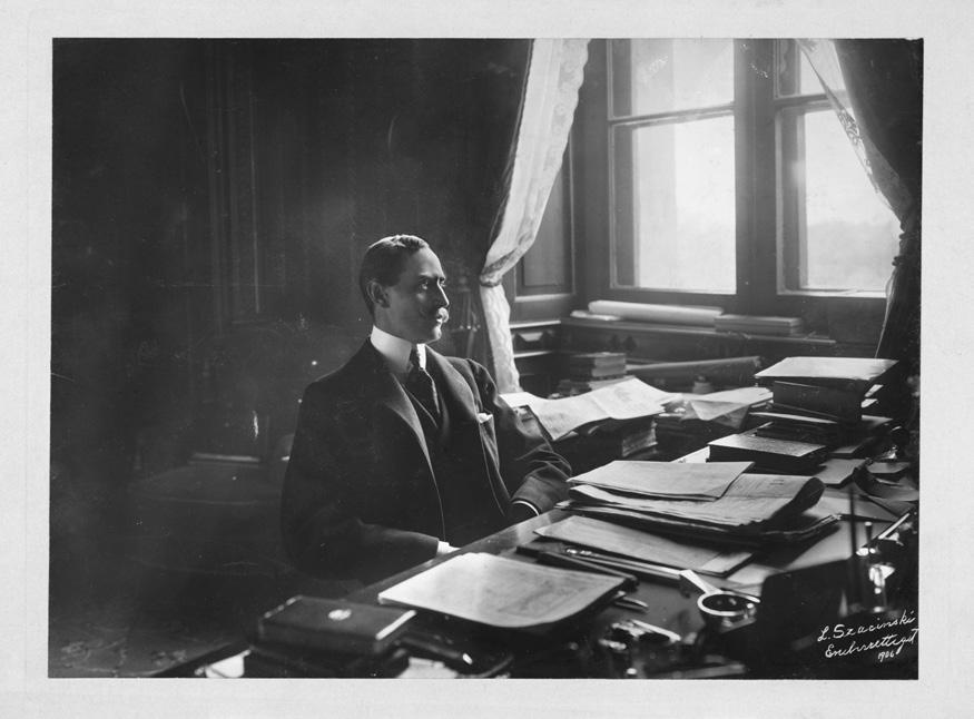 Fotospalten Kvinnelig fotograf i klammer Arthur Tennøe Seksjonsleder, Nasjonalbiblioteket En mann ved skrivebordet.