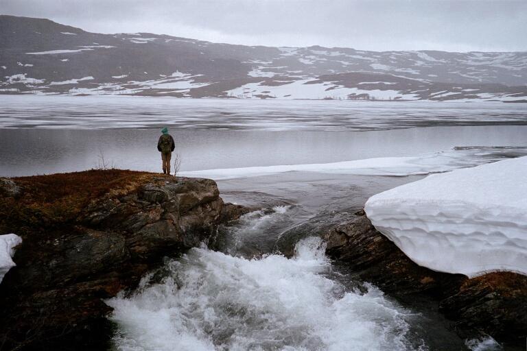 Figur 12: Utløpet av Røvatn med stor vannføring.