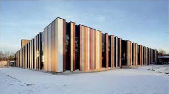Arena Bekkestua er utformet med delvis transparente fasader slik at aktiviteter og lyssetting inne er synlig ute. Inntil området ligger Oslo International School.