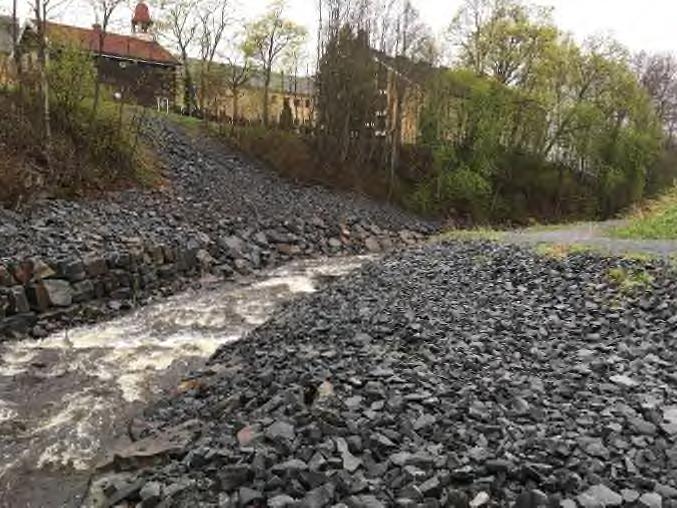Fra utløp av kulverten presses vannet opp/mot enden av betongmuren (foto: Lillehammer kommune, okt. 2014).