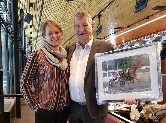 no har utnevnt Lionel som årets «Made in Norway» 2018. Æresprisen ble overrakt til oppdretter Terje Jensen og fru Anne Lene under lørdagens V75-finaler på Bjerke.