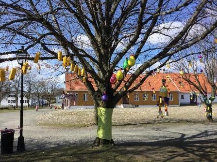 På onsdager har vi vært på tur i skogen, vi spiser