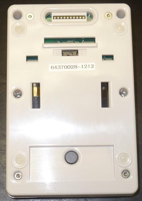 2. Når Bluetooth-kommunikasjon er aktivert, lyser den grønne LED-lampen for trådløsikonet for å indikere at fjernkontrollen er klar for bruk. Strømbryter Remote ID-knapp Figur 3V