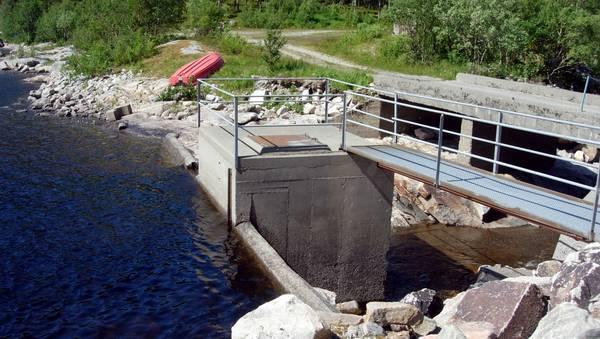 VANNINNTAK Anlegget hentet tidligere sitt vann fra et elveinntak i Tjørna i Slørdalsvassdraget, der en regulering av Slørdalsvatnet på 1,5 meter sørget for sikker vannforsyning til anlegget Anlegget