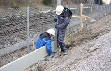 Pass på å justere underste mutter i boltepakken i vater med nabomasten før masten settes på plass samtidig som bunnsvillen (Pos.2) entres. Fig.5 Bunnsviller (Pos.