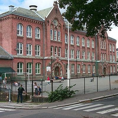 Oslo kommune Utdanningsetaten Bolteløkka skole minosloskole.no Skolens profil Skolens profil Bolteløkka skole er en sentrumsskole som ligger i bydel St. Hanshaugen.