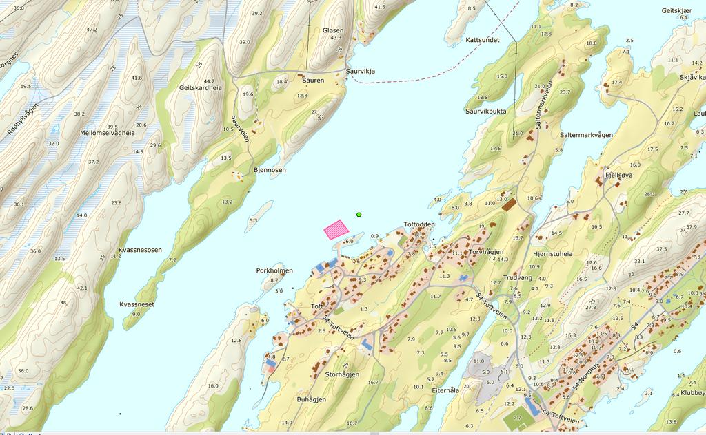 Fig.. Plassering av eksisterende anlegg markert med rosa areal. Plassering av midtpunkt av ny 20 meters merd markert med grønt punkt.