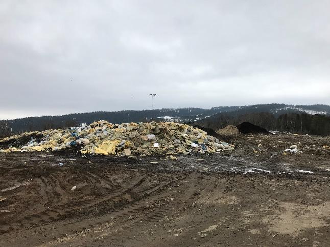 Kommentarer: I tillatelsens vilkår 3.2.1 framkommer det at avfallet skal deponeres i celler og slik at det arealet som er i bruk blir så lite som mulig.