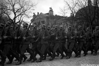 «Det ene diktet om krigen som vil leve om hundre år» Tyske tropper marsjerer nedover Karl Johans gate i Oslo 20. april 1940.