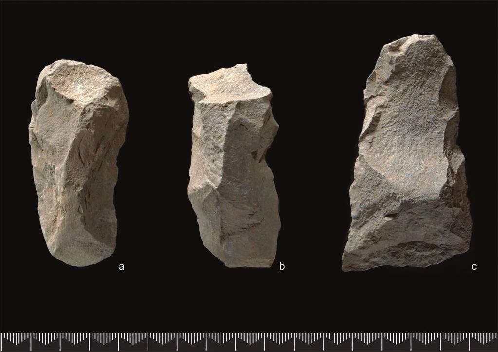 24 vestfoldbaneprosjektet. bind 2 Figur 2.5. Økser av diabas. Forarbeider eller mislykkede sluttprodukter? Foto: Ellen C. Holte, KHM. Figure 2.5. Stone axes. Dismissed preforms or heavily reworked?