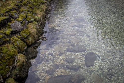 Store deler av vassdraget ligg i Hordaland, medan heile den anadrome strekninga ligg i Sogn og Fjordane. Dei høgastliggjande delane av vassdraget ligg over 1.