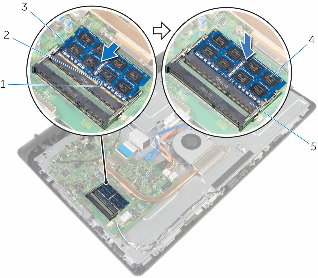 2 Skyv minnemodulen godt inn i kontakten i en vinkel, og trykk minnemodulen ned slik at den klikker på plass.