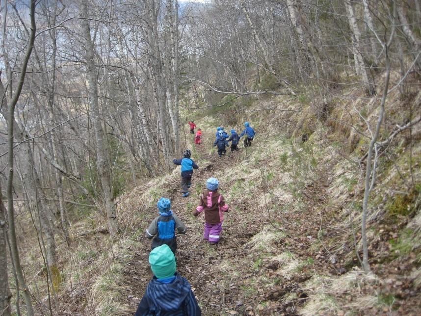 Barnehagen skal legge til rette for variert lek. Vi skal ha et innhold som inspirerer til språk, fantasi, nysgjerrighet, skaperglede og livsutfoldelse.