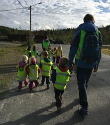 Vårt arbeid med lek, sosiale ferdigheter og språk er noe som går som en rød tråd gjennom alt det vi gjør - i samspillet mellom barn-barn og barn-voksne, de daglige rutinene, spesielle aktiviteter og