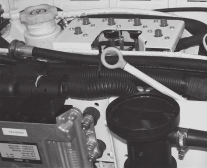 Del 5 - Vedlikehold Kontrollere VIKTIG: Motorens veivhusolje må kontrolleres i henhold til intervllene som er ngitt i vedlikeholdsplnen.