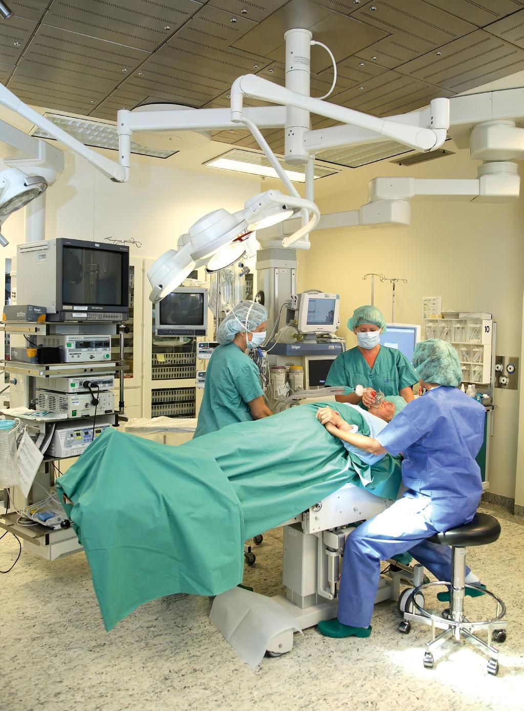 På operasjonsstua Gunvor skal snart opereres. Det er mye utstyr som blinker og lager lyder på operasjonsstua. Alle som jobber der, er kledd i grønt tøy.