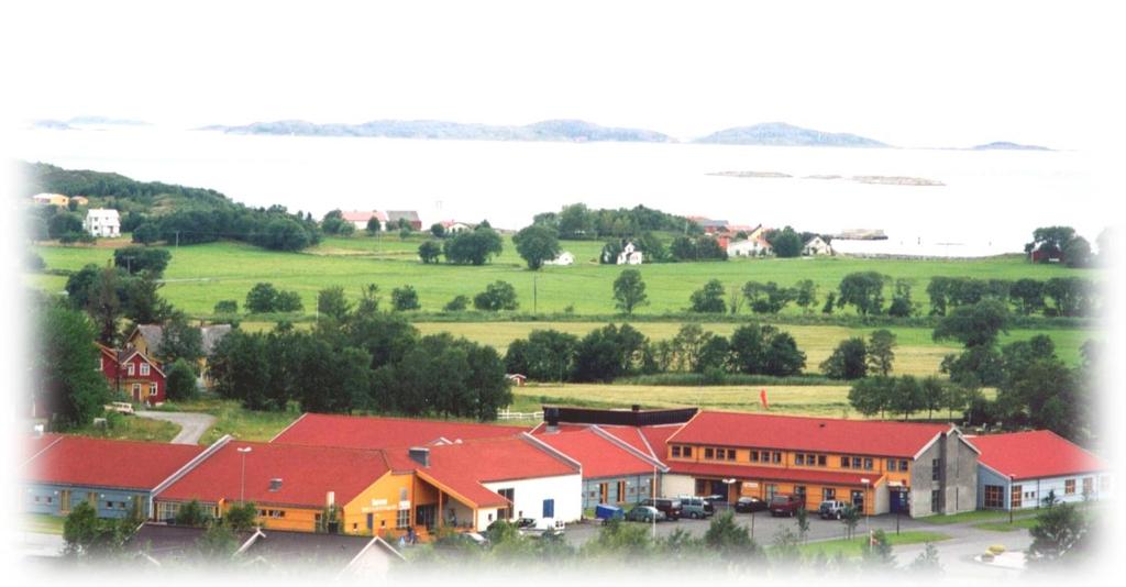 Litt om oss Nordnorsk Pensjonistskole (NNPS) er en av to folkehøgskoler i sitt slag, og ligger i naturskjønne omgivelser i kommune-senteret Vik, i Sømna på Helgelandskysten (fire mil sør for